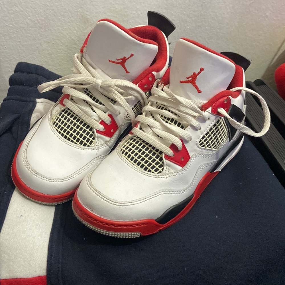 US 1.5 Y FOR KIDS RED RETRO JORDANS GOOD CONDITION